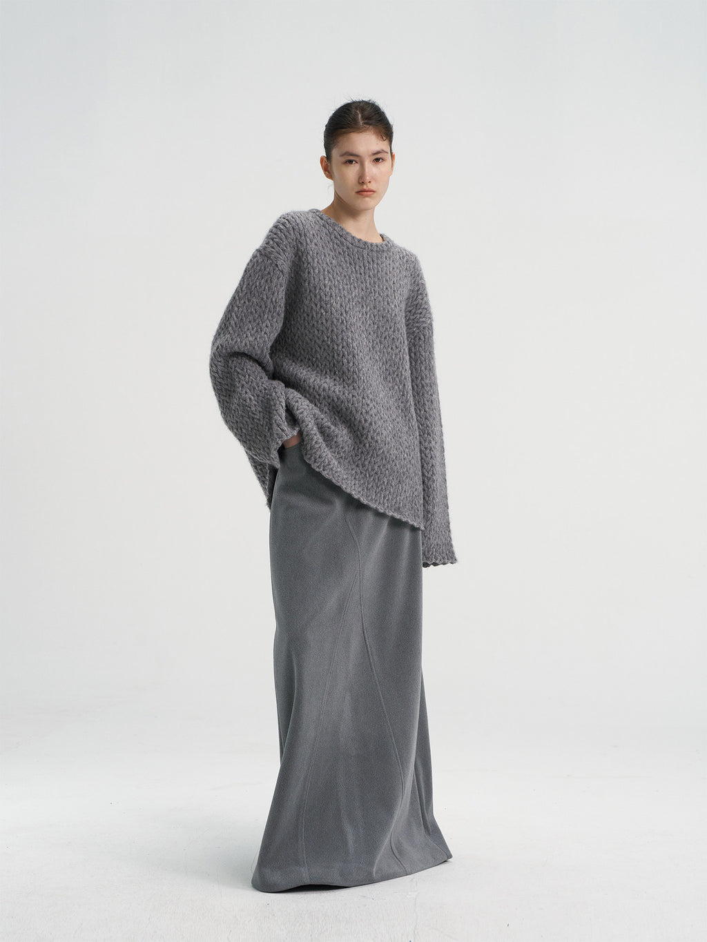 Stylish women's chunky knit pullover in grey, oversized wool blend sweater for fall/winter cozy fashion.