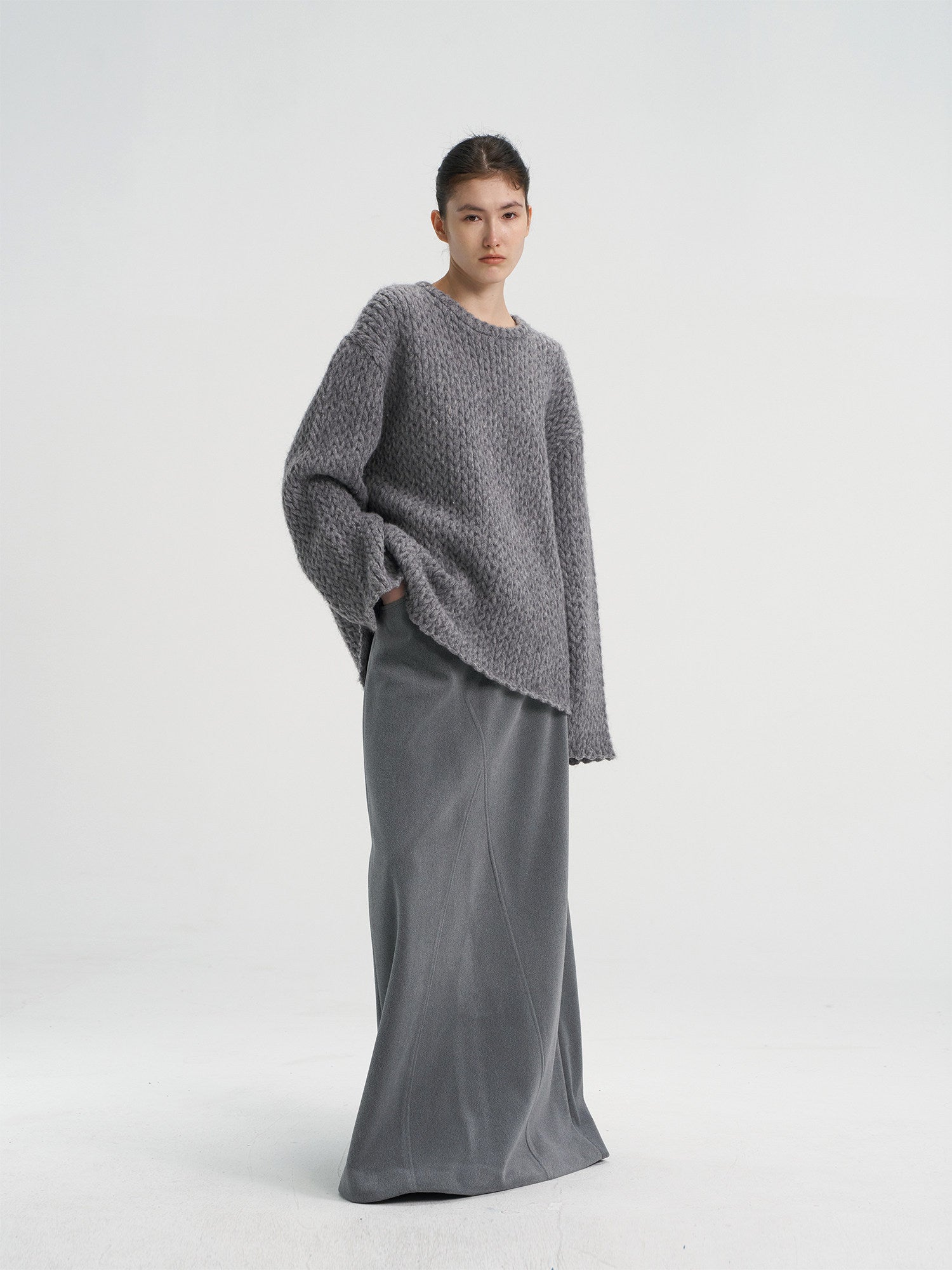 Stylish women's chunky knit pullover in grey, oversized wool blend sweater for fall/winter cozy fashion.